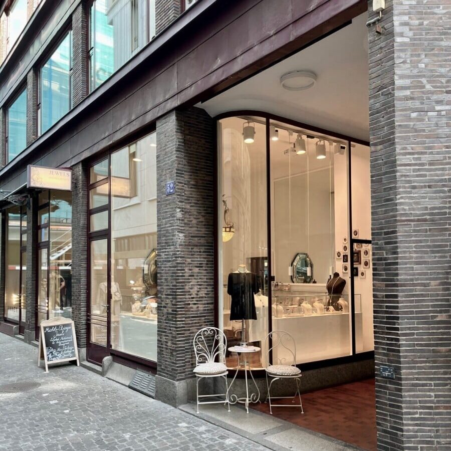 me jewels laden 1536x2048 1 e1758548544195