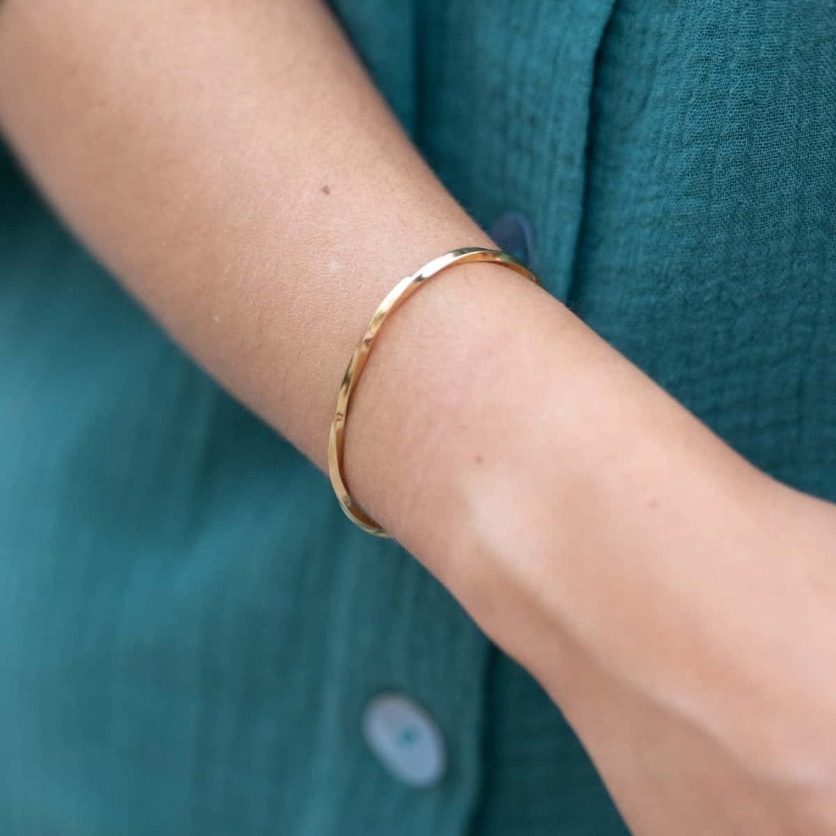 TWIST bracelet. Gold band bracelet, open and adjustable. - un chic fou