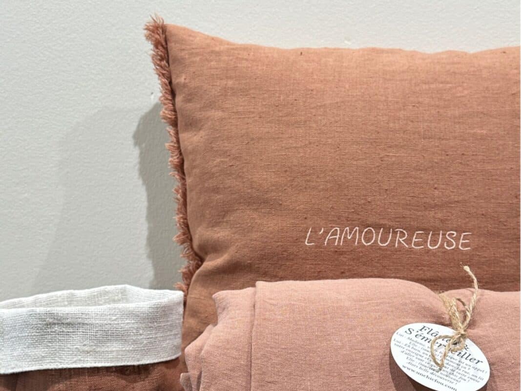 Broderie sur coussin Mocha